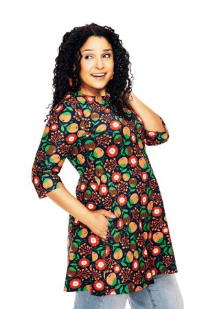 Cissi Och Selma Anita Tunika Hassel Rooibos Anita er en skøn tunika i økologisk bomuldsjersey, perfekt til dem, der ønsker en lidt længere top at have på over bukser. Selvfølgelig med sidelommer! Flot tunika i de skønnest farver. Print af de smukkeste blomster. Cissi Och Selma Kjole Anita Tunika Hassel Rooibos kan du bruge nu med bare ben og et par strømpebukser senere på året.