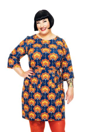Cissi Och Selma Kjole Dorit Retroblom Blåbrun Doris er en A-formet jersey kjole med inspiration fra 60'erne. Modellen er slankere foroven med en løsere pasform forneden, har trekvart ærmer og påsyede lommer foran. Flot kjole med rund halsudskæring. Matchende bånd kan bindes i taljen Flot kjole i de skønnest grønne farver. Print af de smukkeste huse. Cissi Och Selma Kjole Dorit Retroblom Blåbrun kan du bruge nu med bare ben og et par strømpebukser senere på året.