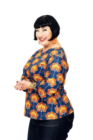 Cissi Och Selma Bluse Vendela Retroblom Blåbrun Vendela-blusen er en elegant A-formet top fremstillet i blød, økologisk bomuldsjersey med 3/4-ærmer. Designet er figursyet med en smallere overdel og en mere vidde forneden, hvilket skaber en flatterende silhuet. De diskrete slidser i siderne bidrager til en behagelig og fleksibel pasform. Blusen er dekoreret med et iøjnefaldende blomstermønster med store blomster i varme orange og gule nuancer på en dyb blå baggrund. Farvepaletten er inspireret af 70'ernes retrostil og giver et unikt og stilfuldt udtryk. Cissi och Selma Bluse Vendela Retroblom Blåbrun har en lige pasform. Hvis du foretrækker en mere tætsiddende model, anbefales det at vælge en størrelse mindre. Stoffet er strækbart og tilpasser sig kroppen for optimal komfort.