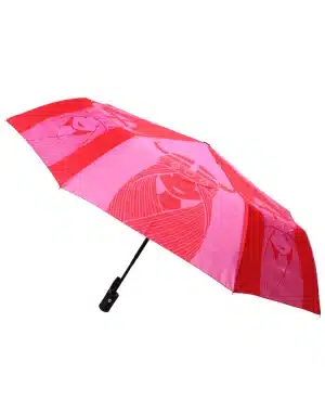 Danefæ Paraply Danumbrella Rød/Pink FREJA En super praktisk kompakt paraply, der passer perfekt i en taske. Danefæs lommeparaply med automatisk åbne- og lukkefunktion. Paraplyen er perfekt til en våd regnvejrsdag. Det fineste print med smukke viking pigen Freja. Længde: 28 cm Diameter: 97 cm Bemærk at du lukker paraplyen ved at trykke på pil ned.
