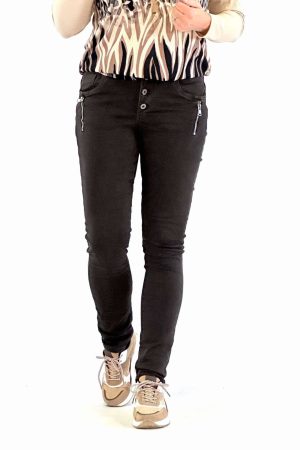 Cat og Co Bukser Astrid 132977 Lækkert sorte bukser med 4 knapper. Lommer foran med lynlås. Cat og Co Bukser Astrid 132977 kan du bruge dem sammen med en lækker bluse som du også finder flere af her på webshoppen. Se også de mange andre fine farvede tørklæder her på shoppen