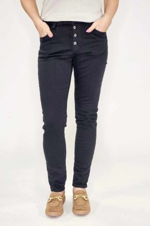 Cat og Co Bukser Mille Black 132978 Lækkert sorte bukser med 4 knapper. Lommer foran og bagpå. Brug Cat og Co Bukser Mille Black 132978 kan du bruge dem sammen med en lækker bluse som du også finder flere af her på webshoppen. Se også de mange andre fine farvede tørklæder her på shoppen.