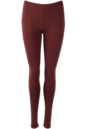 Danefæ Leggings Danematch Bordeaux Super lækre leggings i en rigtig god pasform, som er perfekte under en kjole eller en nederdel. Gamacherne sidder godt på kroppen og materialet er skønt strækbart. Gamacherne er lavet af 95% bomuld og 5% elastan. . Vælg mellem 3 smukke farver. Danefæ Leggings Danematch Bordeaux lækre at have på, du kan bruge dem hele året. Se vores også vores store udvalg af strømpebukser på shoppen.