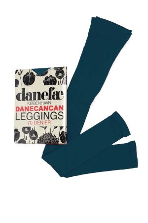 Danefæ Leggings 70 Denier Navy Poeny Danefæ leggings i super god slidstærk kvalitet og en behagelig pasform. Match de lækre leggings i 70 denier med en fin Danefæ kjole for det perfekte sæt. Vælg mellem flere smukke farver. Danefæ Leggings 70 Denier Navy Poeny har en super god pasform og sidder hvor de skal, lækre at have på, du kan bruge dem hele året. Se vores også vores store udvalg af strømpebukser på shoppen.
