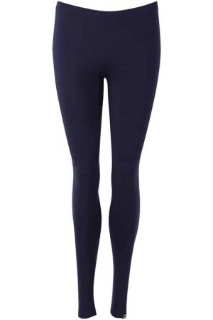 Danefæ Leggings Danematch Navy Super lækre leggings i en rigtig god pasform, som er perfekte under en kjole eller en nederdel. Gamacherne sidder godt på kroppen og materialet er skønt strækbart. Gamacherne er lavet af 95% bomuld og 5% elastan. . Vælg mellem 3 smukke farver. Danefæ Leggings Danematch Bordeaux lækre at have på, du kan bruge dem hele året.