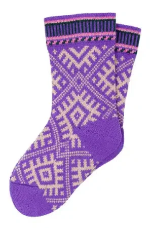 Danefæ Danechalet Wool Purple/Offwhite Lækre kraftig 100 % uld sokker til de rigtige kolde dage. Behagelige og dejlige at have på.Nordisk mønster. Virkelig skønne uld sokker som uden tvivl bliver en favorit i vinter-garderoben.  Danefæ Danechalet Wool Purple/Offwhiteer lavet af 100 % lækker uld der er produceret i europa