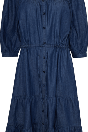 Ofelia Kjole Kuma Dark Blue Wash Ofelia Kjole Kuma Dark Blue Wash er fremstillet i 100% bomuld, hvilket gør den let og behagelig . Gennemknappet kjole med flæser forneden. Denne smukke sag har 3/4 ærmer med manchet, som tilføjer et sofistikeret touch. Flæserne giver den et romantisk touch med sin løse pasform er kjolen ideel til både hverdag og festlige lejligheder. Kjolen har bindebånd i taljen. Kjolen er let at style med både lyse og mørke underdele for et alsidigt look, Eller blot bare ben på de varmere dage.