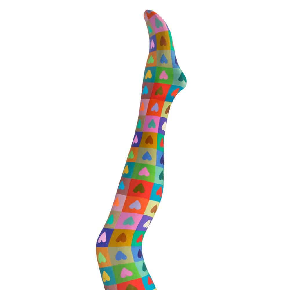 Margot Strømpebukser Big Hearted Multi Giv din garderobe et farverigt løft med Margot Strømpebukser Big Hearted Multi – et par unikke strømpebukser med et livligt print af smukke hjerter i farverige firkanter. Designet skaber et harmonisk og energisk udtryk, der med garanti vil tiltrække opmærksomhed. Disse strømpebukser er det perfekte valg til dig, der elsker personlig stil og farverig mode. De er skabt til at bringe glæde og komplimenter ind i din hverdag. For at sikre, at du får mest muligt ud af dit nye tøj, er det vigtigt at behandle det korrekt. Følg altid Margots miljøvenlige råd og den vaskeinstruktion, der er indsyet i tøjet. Dette hjælper med at minimere slid og bevare tøjets kvalitet. Du finder vaskeinstruktionen indvendigt i tøjets venstre side. Sørg for at følge den nøje for at forlænge levetiden på dine Margot-strømpebukser og sikre mange gode oplevelser med dit nye favorit.