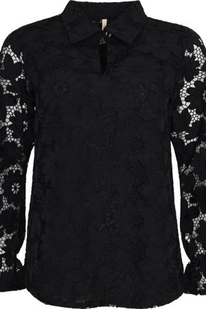 Ofelia Bluse Oasis med blonder Feminin blondebluse med skjortekrave og transparente ærmer. Blusen har foer i mod kroppen og en let elastikkant forneden i ærmet. Ofelia Bluse Oasis med blonder er lige til at tage med ind i efteråret. Der er tilføjet et sofistikeret blonde uden på skjorte blusen. Med sin løse pasform er blusen ideel til både hverdagsbrug og festlige lejligheder. sort klassiske skjorte bluse der gør den let at style med både lyse og mørke underdele for et alsidigt look