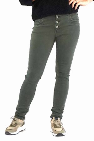 Cat og Co Bukser Mille Army 132978 Lækkert army farvet bukser med 4 knapper. Lommer foran og bagpå. Brug Cat og Co Bukser Mille Army 132978 kan du bruge dem sammen med en lækker bluse som du også finder flere af her på webshoppen. Se også de mange andre fine farvede tørklæder her på shoppen.