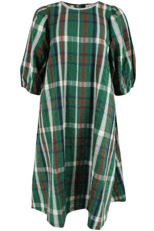 Danefæ Kjole Daniris Seersucker Pine Elegant og tidløs kjole med praktiske lommer og et klassisk design. Ærmelængden er smukt afstemt for et sofistikeret look. Fremstillet i det fineste bæk-og-bølge-stof af 100 % bomuld, som giver en let og behagelig kvalitet. Kjolen har en flatterende pasform og falder smukt, hvilket gør den både stilfuld og komfortabel. Designet er rummeligt og fuldendt med to dekorative knapper på ryggen for et ekstra elegant touch.