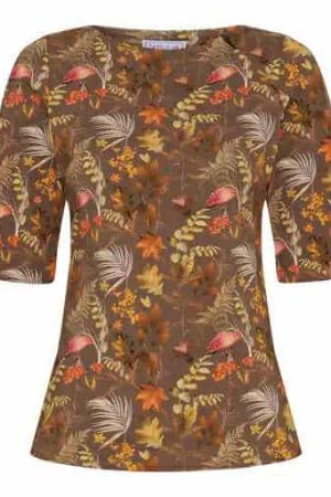 Dazzle Me Bluse – Årets Sidste SmilGiv din garderobe et strejf af elegance med denne smukke bluse fra Dazzle Me. Med sit botaniske print i livlige nuancer af blade kombinerer den femininitet og festlighed, hvilket gør den ideel til både hverdag og særlige lejligheder. Blusen er designet med en rund halsudskæring og korte ærmer, der skaber et let og luftigt udtryk. Den let figursyede pasform sikrer både komfort og en flatterende silhuet, der klæder mange kropstyper. Stoffets åndbare kvalitet gør den til et behageligt valg hele dagen. Style blusen med et par jeans for et afslappet hverdagslook, eller kombiner den med en elegant nederdel for en mere sofistikeret fremtoning. Uanset anledningen vil denne bluse være et sikkert valg. Dazzle Me Bluse – Årets Sidste Smil fås kun i begrænset antal, så skynd dig at sikre dig dit eksemplar. Som altid er alle styles fra danske Dazzle Me fremstillet med omtanke og er Øko-Tex-certificerede.