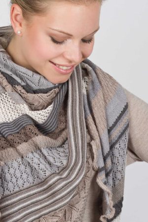 Invero Tørklæde Kyra Sand Forkæl dig selv med det eksklusive Invero Invero Tørklæde Kyra Sand– et elegant og blødt tørklæde/sjal i de skønneste farvekombinationer. Det perfekte accessoires til at give din kjole eller dit outfit et sofistikeret løft. Tørklædet er strikket i en klassisk trekantet form af det fineste merinould fra Italien og fremstillet med omhu i Tyskland. Det lette hulmønster er smukt afstemt i forskellige farvevariationer, der giver et unikt og stilfuldt udtryk. Med sin lette kvalitet kan tørklædet bruges både som et elegant tørklæde eller som et lunt sjal over skuldrene. Det er alsidigt, komfortabelt og ideelt til enhver lejlighed. De harmoniske farvekombinationer og den udsøgte kvalitet gør dette tørklæde til en uundværlig del af din garderobe. Mål: 140 x 200 cm.