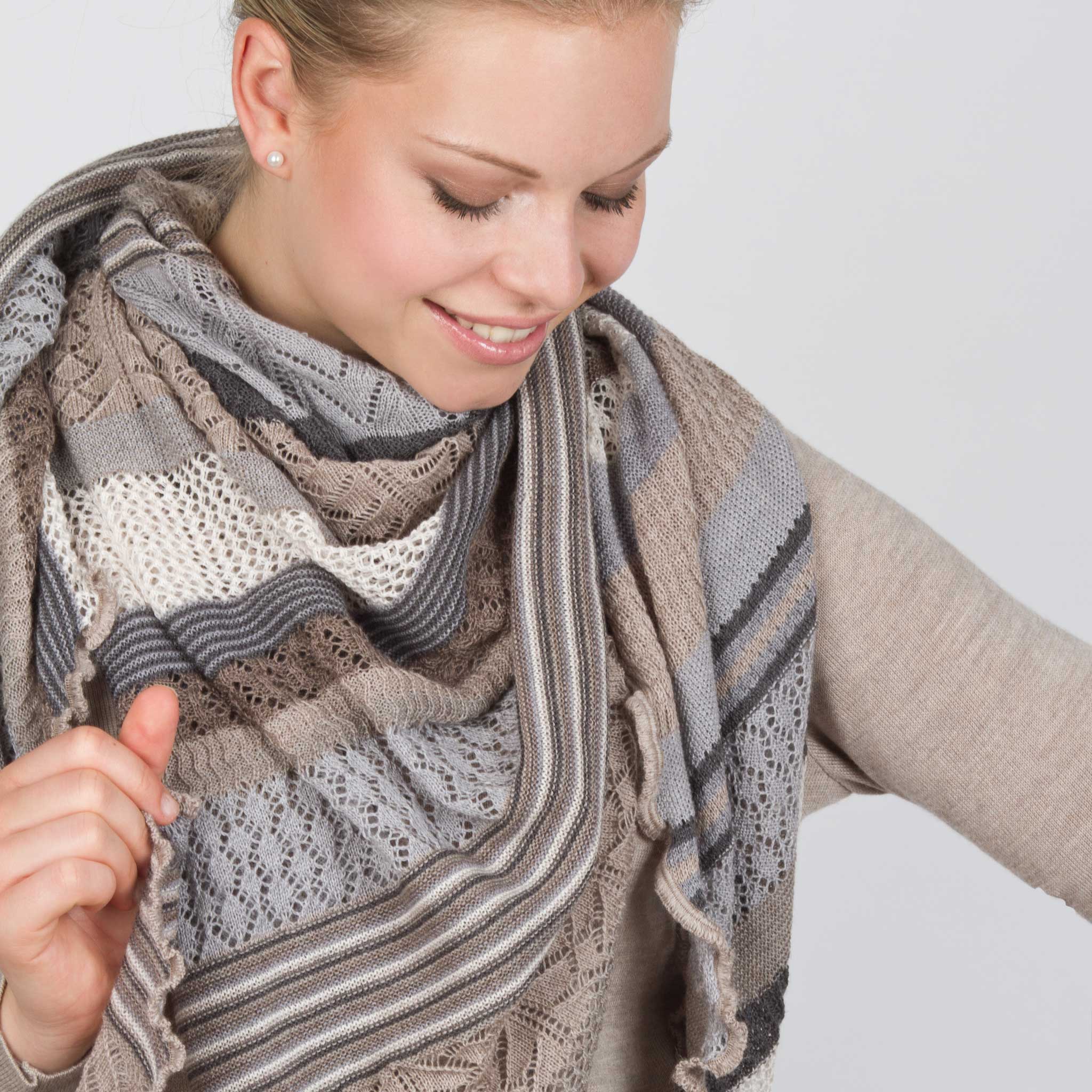 Invero Tørklæde Kyra Sand Forkæl dig selv med det eksklusive Invero Invero Tørklæde Kyra Sand– et elegant og blødt tørklæde/sjal i de skønneste farvekombinationer. Det perfekte accessoires til at give din kjole eller dit outfit et sofistikeret løft. Tørklædet er strikket i en klassisk trekantet form af det fineste merinould fra Italien og fremstillet med omhu i Tyskland. Det lette hulmønster er smukt afstemt i forskellige farvevariationer, der giver et unikt og stilfuldt udtryk. Med sin lette kvalitet kan tørklædet bruges både som et elegant tørklæde eller som et lunt sjal over skuldrene. Det er alsidigt, komfortabelt og ideelt til enhver lejlighed. De harmoniske farvekombinationer og den udsøgte kvalitet gør dette tørklæde til en uundværlig del af din garderobe. Mål: 140 x 200 cm.