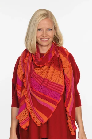 Invero Tørklæde Kyra FlamencoForkæl dig selv med det eksklusive Invero Tørklæde Kyra Flamenco – et elegant og blødt tørklæde/sjal i de skønneste farvekombinationer. Det perfekte accessory til at give din kjole eller dit outfit et sofistikeret løft. Tørklædet er strikket i en klassisk trekantet form af det fineste merinould fra Italien og fremstillet med omhu i Tyskland. Det lette hulmønster er smukt afstemt i forskellige farvevariationer, der giver et unikt og stilfuldt udtryk. Med sin lette kvalitet kan tørklædet bruges både som et elegant tørklæde eller som et lunt sjal over skuldrene. Det er alsidigt, komfortabelt og ideelt til enhver lejlighed. De harmoniske farvekombinationer og den udsøgte kvalitet gør dette tørklæde til en uundværlig del af din garderobe. Mål: 140 x 200 cm.