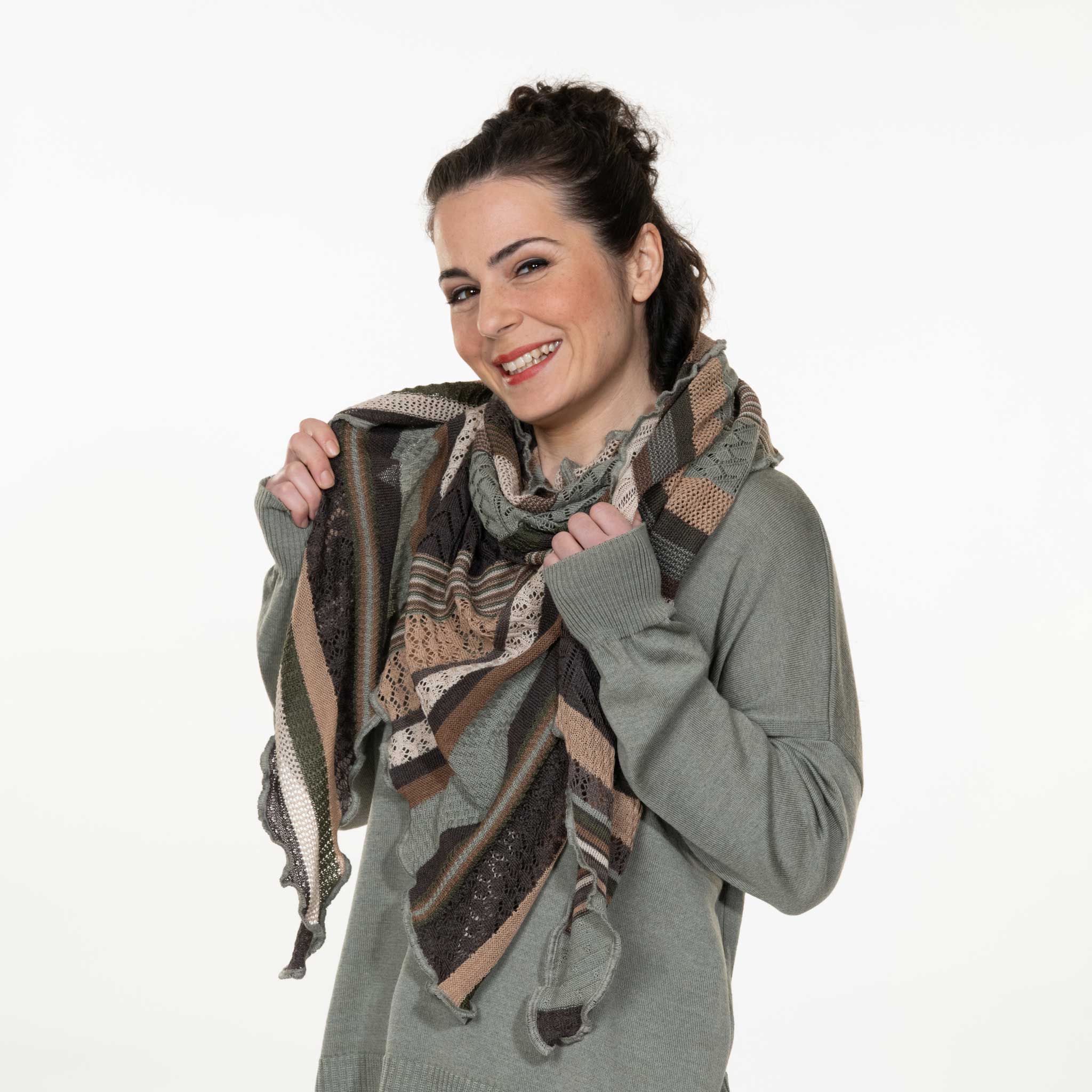 Invero Tørklæde Kyra Savanne Forkæl dig selv med det eksklusive Invero Tørklæde Kyra Savanne – et elegant og blødt tørklæde/sjal i de skønneste farvekombinationer. Det perfekte accessoires til at give din kjole eller dit outfit et sofistikeret løft. Tørklædet er strikket i en klassisk trekantet form af det fineste merinould fra Italien og fremstillet med omhu i Tyskland. Det lette hulmønster er smukt afstemt i forskellige farvevariationer, der giver et unikt og stilfuldt udtryk. Med sin lette kvalitet kan tørklædet bruges både som et elegant tørklæde eller som et lunt sjal over skuldrene. Det er alsidigt, komfortabelt og ideelt til enhver lejlighed. De harmoniske farvekombinationer og den udsøgte kvalitet gør dette tørklæde til en uundværlig del af din garderobe. Mål: 140 x 200 cm.