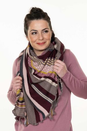 Invero Tørklæde Kyra Kirsche Forkæl dig selv med det eksklusive Invero Tørklæde Kyra Kirsche – et elegant og blødt tørklæde/sjal i de skønneste farvekombinationer. Det perfekte accessoires til at give din kjole eller dit outfit et sofistikeret løft. Tørklædet er strikket i en klassisk trekantet form af det fineste merinould fra Italien og fremstillet med omhu i Tyskland. Det lette hulmønster er smukt afstemt i forskellige farvevariationer, der giver et unikt og stilfuldt udtryk. Med sin lette kvalitet kan tørklædet bruges både som et elegant tørklæde eller som et lunt sjal over skuldrene. Det er alsidigt, komfortabelt og ideelt til enhver lejlighed. De harmoniske farvekombinationer og den udsøgte kvalitet gør dette tørklæde til en uundværlig del af din garderobe. Mål: 140 x 200 cm. Se det fine udvalg fra Invero her