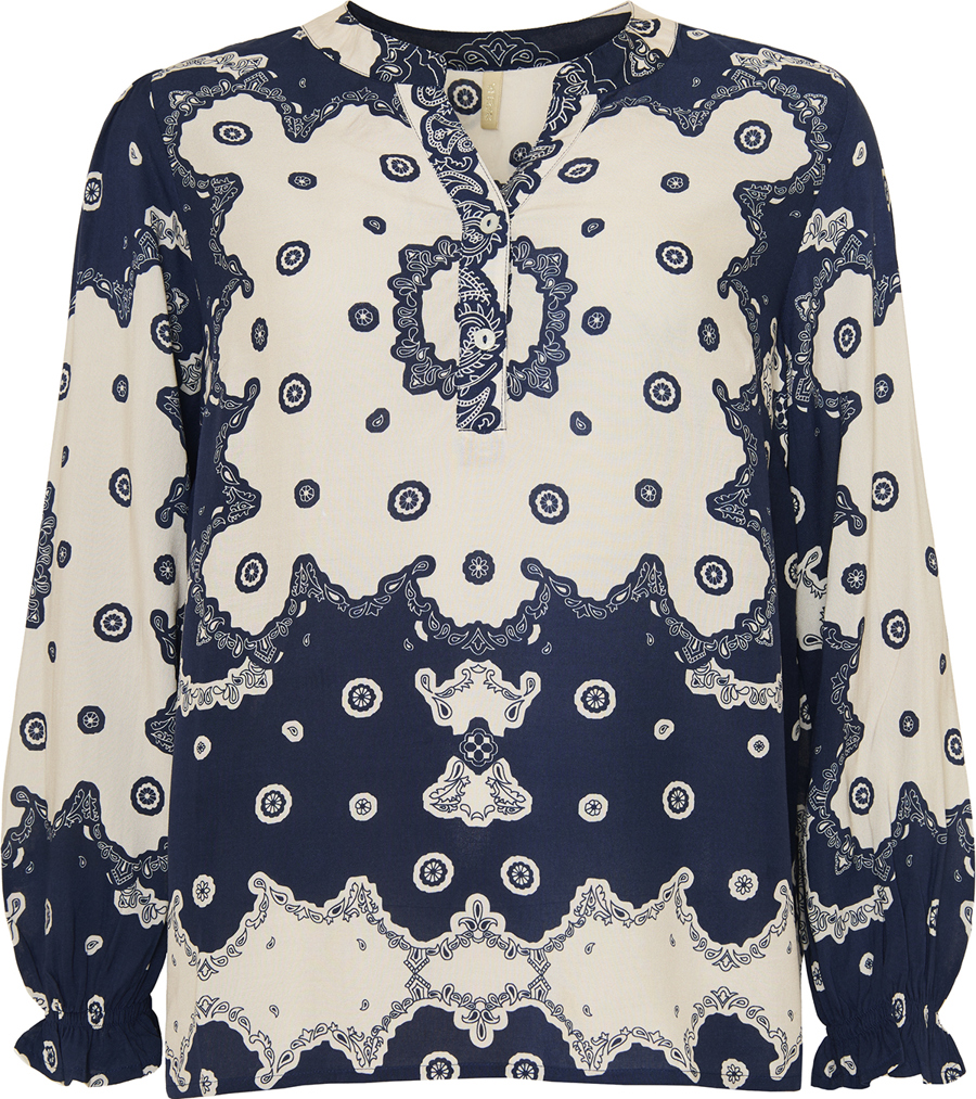 Ofelia Bluse Scarlet Blue Combi En elegant langærmet bluse med et let boheme-inspireret udtryk. Blusen har en cremefarvet/hvid bund med dybe marineblå mønstre i et symmetrisk design. De smukke paisley- og bandana-lignende detaljer kombineres med små blomster og medaljoner, der skaber et unikt og sofistikeret look. Designet er løst og luftigt med fine rynkedetaljer ved håndleddene, der tilføjer et feminint touch. Blusen har en rund hals med en diskret V-åbning og en lille knap, som giver et klassisk og stilrent udtryk. Denne bluse er alsidig og nem at style – perfekt til både arbejde og hverdag. Kombinér den med mørke jeans og støvler for et afslappet look, eller vælg sorte bukser eller en nederdel for en mere elegant fremtoning. En tidløs tilføjelse til garderoben, der forener komfort og stil.
