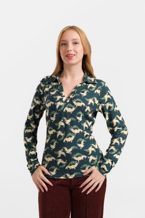LaLamour Bluse Suzy Crane Dance Petrol Suzy-blusen Crane dance petrol forener klassisk elegance med et strejf af retro-inspiration. Det unikke trane fugleprint  kombineret med den bløde LENZING™ ECOVERO™ viskoseblanding skaber en bluse, der udstråler luksus og komfort. Perfekt til både afslappede hverdagslooks og mere sofistikerede outfits.