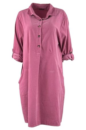 Skovbjerg Collection – Kjole Cecilia i Babyfløjl, Støvet Rosa Elegant og blød kjole i eksklusiv babyfløjl, her i en smuk støvet lilla nuance. Kjolen er designet med en klassisk skjortekrave, stolpelukning med fire knapper og lange ærmer, der kan rulles op og fastgøres med en knap. De rummelige lommer tilføjer både funktionalitet og et afslappet touch. Modellen har en længde på ca. 96 cm og et brystmål på 120 cm, hvilket sikrer en behagelig og flatterende pasform. Materiale: 100 % bomuld i blød babyfløjl.