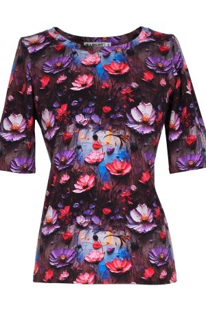 Margot T-Shirt Miss Countryside En iøjnefaldende og kunstnerisk t-shirt med smukt blomsterprint. Margot T-Shirt Miss Countryside er en unik og farverig t-shirt, der forener et tæt og levende blomsterprint i pink, lilla, rød og hvid på en mørk baggrund med elegante blå nuancer. Designet minder om et oliemaleri og emmer af kunstnerisk finesse. T-shirten har albuelange ærmer og en høj hals, der giver et sofistikeret udtryk. Elegant og dramatisk på én gang – denne t-shirt balancerer perfekt mellem det stilfulde og det kunstneriske, hvilket gør den ideel til både hverdagsbrug og særlige lejligheder. For at bevare din Margot T-Shirt Miss Countryside i optimal stand anbefaler vi, at du følger Margots miljøvenlige vaskeanvisninger. Disse finder du indsyet i tøjet, typisk i venstre side. Ved korrekt pleje kan du nyde din t-shirt i mange år og høste komplimenter for dit stilfulde valg. Med sin runde halsudskæring og kunstneriske udtryk er Margot T-Shirt Miss Countryside perfekt til sommerens fester – kombiner den med en flot nederdel for et gennemført look. Elsker du printet? Du finder det også i kjolen Smukke Sirérra her på shoppen.