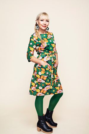 Cissi Och Selma Kjole Dorit Grön Orange Doris er en A-formet jersey kjole med inspiration fra 60'erne. Modellen er slankere foroven med en løsere pasform forneden, har trekvart ærmer og påsyede lommer foran. Flot kjole med rund halsudskæring. Matchende bånd kan bindes i taljen Flot kjole i de skønnest Farverige blomster print. Cissi Och Selma Kjole Dorit Grön Orange kan du bruge nu med bare ben og et par strømpebukser senere på året.