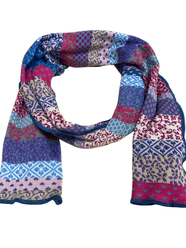 Invero Tørklæde Flora Provance Oplev luksus og elegance med Invero Tørklæde Flora Provance – et eksklusivt tørklæde, der forener blødhed og skønhed i de mest betagende farvekombinationer. Det perfekte tilbehør til at løfte din kjole eller dit outfit med et strejf af sofistikeret stil. Tørklædet er strikket i en tidløs form af 100% økologisk bomuld og fremstillet med stor omhu i Tyskland. De nøje afstemte farvevariationer skaber et unikt og stilfuldt udtryk, der gør hvert tørklæde helt særligt. Med sin udsøgte kvalitet og alsidighed er tørklædet ideelt til enhver lejlighed – fra hverdagens afslappede elegance til særlige begivenheder. De harmoniske farver og den uovertrufne komfort gør dette tørklæde til en uundværlig del af din garderobe. Materiale: 100% økologisk bomuld (GOTS-certificeret) Mål: ca. 180 x 35 cm