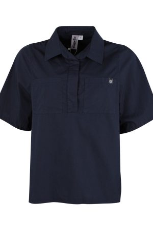 Danefæ Skjorte Danepeople Smooth Poplin Navy Elegant skjorte med trykknapper Denne skjorte fra DanePeople er fremstillet i 100% bomulds-poplin, som giver et let og behageligt materiale med et klassisk udtryk. Skjorten er designet med trykknapper foran, der stopper ved brystet, samt trykknapper ved ærmerne for en praktisk og stilfuld lukning. De to rummelige brystlommer tilføjer både funktionalitet og et moderne touch, mens den klassiske pasform gør skjorten alsidig og flatterende. Perfekt til både hverdag og fest – style den med et par jeans for et afslappet look eller med en nederdel for et mere elegant udtryk. Skjorten fås i en smuk, dyb navyblå, der passer til enhver garderobe. Materiale 100% bomulds-poplin Pasform: Klassisk skjortemodel, klædelig og anvendelig.