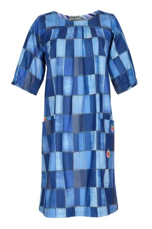 Margot Kjole Yeahaa Cowgirl Margot Kjole Yeahaa Cowgirl er en unik og Denim kjole, der kombinerer felterne på smukkeste vis. Denne skønhed har korte ærmer og rundhalsudskæring. hvilket giver et harmonisk og levende udtryk. kjolen falder smukt, hvilket skaber et flatterende look, der fremhæver din figur på en elegant måde. Den er perfekt til dig, der elsker at skille dig ud med farverig og unik mode. For at få mest muligt ud af din nye Margot-kjole og sikre, at den holder sig smuk længst muligt, anbefaler vi, at du følger Margots miljøvenlige råd og altid overholder vaskeinstruktionerne, der er indsyet i tøjet. Du finder typisk vaskeinstruktionen indvendigt i venstre side af kjolen. Ved korrekt pleje kan du nyde din kjole i lang tid og få mange komplimenter på dit stilfulde valg.