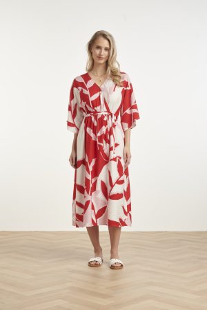 Smashed Lemon Kjole 26004 Navnet siger det hele, dette er en vidunderlig smuk  grafisk kjole i en skøn rød og lys farve. Kjolen har 3/4 brede ærmer. Rund hals der går ud i V udskæring. Denne smuksak af en kjole bør ikke mangle i din garderobe! Smashed Lemon Kjole 26004 sidder altid godt og er meget nem at kombinerer med at par strømpebukser nu og senere med bare ben.