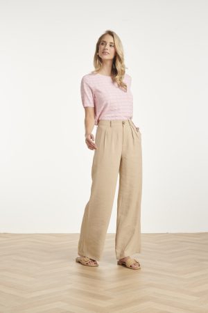 Smashed Lemon Strik Bluse 26150 Er du på udkig efter en top, der skiller sig ud? Denne striktop fra Smashed Lemon er det perfekte valg med sin unikke tekstur og elegante detaljer. Det bølgede, vandrette mønster er vævet direkte ind i stoffet og skaber en luksuriøs, tredimensionel effekt, der fanger øjet. Toppen er designet med en flatterende bådhals og halvlange ærmer, som giver et stilrent og sofistikeret udtryk. Den er ideel til både en varm dag på kontoret og en afslappet frokost i solen. Den friske farve gør det nemt at kombinere toppen med farverige accessories og skabe et personligt look.