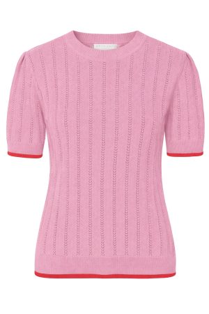 Grobund T-shirts Almine Soft Rose Almine strik tee fra GROBUND er en elegant og komfortabel t-shirt fremstillet i en eksklusiv strikkvalitet af økologisk bomuld. Det fine pointelle-strik skaber et delikat hulmønster og tilfører blusen en unik struktur og et raffineret udtryk. Den smukke Soft rose farve giver strikteen et frisk og sofistikeret look, der kan løfte ethvert outfit. Som en ekstra detalje har vi tilføjet en kontrastfarve ved ærmekanterne og forneden, hvilket giver designet et moderne twist. Strikteen har en klassisk pasform, og de korte ærmer er designet med en diskret puff-effekt, der tilføjer et feminint touch til det samlede udtryk. Som altid er Almine tee 100% GOTS-certificeret, så du kan bære den med god samvittighed.