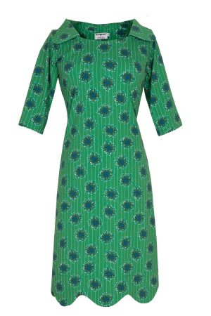Margot Kjole Hyper Holistic Grundfarven er klar grøn  Den har tynde lodrette striber i en lysere farve. Ovenpå striberne er der et gentagende blomster- eller stjerneagtigt mønster i blå og mørkere grønne nuancer, som giver kjolen et livligt udtryk. Kjolen er figursyet, så den følger kroppens form. Kjolen har 3/4-lange ærmer, hvilket gør den velegnet til både forår, sommer og tidligt efterår. Halsudskæringen har en lille krave, som giver et lidt klassisk og pænt look. Nederst har kjolen en bølget (scalloped) kant, som giver et dekorativt og feminint finish. Designet virker retro eller vintage-inspireret, måske lidt i stil med 1960’erne.Den kan passe godt til hverdag, arbejde eller en sommerbegivenhed, afhængigt af hvilke sko og accessoires man kombinerer den med. Den er perfekt til dig, der elsker at skille dig ud med farverig og unik mode. For at få mest muligt ud af din nye Margot-kjole og sikre, at den holder sig smuk længst muligt, anbefaler vi, at du følger Margots miljøvenlige råd og altid overholder vaskeinstruktionerne, der er indsyet i tøjet. Du finder typisk vaskeinstruktionen indvendigt i venstre side af kjolen. Ved korrekt pleje kan du nyde din kjole i lang tid og få mange komplimenter på dit stilfulde valg.