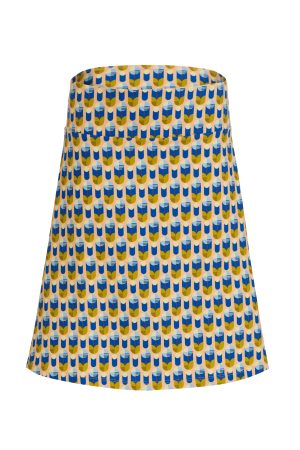 LaLamour Nederdel Esmee Artificial Flower Denne nederdel har et smukt og detaljeret botanisk mønster i skønne farver. Designet er inspireret af klassiske, naturinspirerede mønstre og giver et elegant, men samtidig afslappet look. Denne nederdel er med en justerbar bindebånds detalje i taljen, hvilket gør den fleksibel og behagelig at have på. Pasformen er let A-formet, hvilket giver en flatterende silhuet, der klæder de fleste kropstyper. Perfekt til både hverdag og mere formelle anledninger – den kan styles med en enkel bluse og sandaler om sommeren