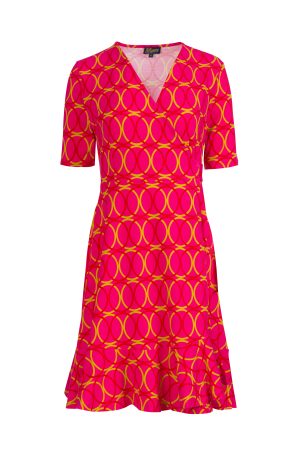 LaLamour Kjole Julie Wrap Bubble Beat Julia Wrap-kjolen er fremstillet i elastisk, økologisk bomuldsjersey med det unikke Bubble Beat-print. Kjolen har en elegant, dobbeltradet V-udskæring, der smukt glider over i en A-formet nederdel med et bølget kantpanel – perfekt til et friskt og sommerligt look. Designet er komplet med korte ærmer og et geometrisk mønster, der tilføjer et moderne touch til det økologiske bomulds materiale. Kjolen er en slå om kjole. LaLamour Kjole Julie Wrap Bubble Beat kan nemt kombineres med strømpebukser og støvler nu eller med en cardigan og flade sko til kontoret.