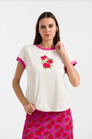 LaLamour Vera T-shirts April Pink April-toppen er fremstillet i 100% økologisk bomuldsjersey og kombinerer komfort med et moderne design. Den har en rund halsudskæring med kontrastfarvede detaljer ved hals og ærmekanter, der tilføjer et stilfuldt touch. Blomsterprintet på brystet giver toppen et friskt og legende udtryk. Det feminine snit gør dette til et rigtigt must-have til forår og sommer! LaLamour Vera T-shirts April Pink nu med et par jeans eller en flot nederdel med strømpebukser, senere på året en nederdel med bare ben.