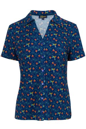LaLamour Lena Bluse Kolibri Lena kortærmet bluse er fremstillet af blød og bæredygtig ECOVERO™ viskosejersey. Designet har en elegant V-hals med knapper og en klassisk skjortekrave. Blusen er prydet med vores unikke Hummingbird-mønster, der tilfører et strejf af naturens energi til din garderobe. Det feminine snit gør dette til et rigtigt must-have til forår og sommer! LaLamour Lena Bluse Kolibri nu med et par jeans eller en flot nederdel med strømpebukser, senere på året en nederdel med bare ben.