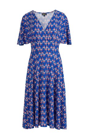 LaLamour Kjole Luna Free Bird Luna-kjolen er designet i blød, strækbar ECOVERO viskosejersey og kombinerer komfort med elegance. Kjolen har en smuk, bølgende nederdel og en dobbeltradet V-halsudskæring, der tilføjer et raffineret touch. Detaljen med Dragonfly Free Bird - motivet bringer naturens energi og blomstrende skønhed ind i dit hverdagslook. LaLamour Kjole Luna Free  kan nemt kombineres med strømpebukser og støvler nu eller med en cardigan og flade sko til kontoret.