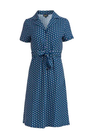 LaLamour Kjole Monique What About Flowers Monique-kjolen er fremstillet i strækbar, økologisk bomuldsjersey og prydet med vores nye printdesign, What About Flowers. Kjolen har korte ærmer, en halv stolpelukning og en klassisk skjortekrave. Den A-formede nederdel fuldendes med et bindebælte, der fremhæver taljen og giver et feminint udtryk. LaLamour Kjole Monique What About Flowers kan nemt kombineres med strømpebukser og støvler nu eller med en cardigan og flade sko til kontoret.