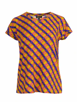 LaLamour Vera T-shirts Groovt Tartan Bliv fortryllet af denne charmerende og luftige bluse. Blød V-hals og sænkede skuldre med korte, opsmøgede ærmer. Vera Top er designet som et uundværligt basisitem, fremstillet i blød og komfortabel ECOVERO™ Viscose. De energiske farver fra Groovy Tartan giver et moderne og friskt udtryk. Det feminine snit gør dette til et rigtigt must-have til forår og sommer! LaLamour Vera T-shirts Groovt Tartan nu med et par jeans eller en flot nederdel med strømpebukser, senere på året en nederdel med bare ben.