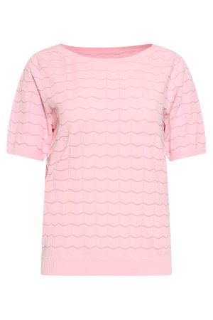 Smashed Lemon Strik Bluse 26150 Er du på udkig efter en top, der skiller sig ud? Denne striktop fra Smashed Lemon er det perfekte valg med sin unikke tekstur og elegante detaljer. Det bølgede, vandrette mønster er vævet direkte ind i stoffet og skaber en luksuriøs, tredimensionel effekt, der fanger øjet. Toppen er designet med en flatterende bådhals og halvlange ærmer, som giver et stilrent og sofistikeret udtryk. Den er ideel til både en varm dag på kontoret og en afslappet frokost i solen. Den friske farve gør det nemt at kombinere toppen med farverige accessories og skabe et personligt look.