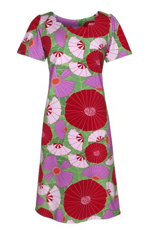 Margot Kjole Latvia Loveboost Smukke Latvia er en farverig, tætsiddende kjole med et enkelt og feminint snit. Den har korte ærmer og en rund halsudskæring, hvilket giver et klassisk og let look. Det mest iøjnefaldende er mønsteret: et livligt blomsterprint med store røde blomster, mindre lyserøde og hvide blomster samt grøn baggrund med bladlignende detaljer. Farvekombinationen er kontrastfuld og energisk, hvilket giver kjolen et retro- eller sommerligt udtryk. Snittet er relativt lige og knælængde, hvilket gør den alsidig – den kan både styles afslappet med sandaler til hverdagsbrug eller dresses op med hæle til en festlig lejlighed. Stoffet ser let og glat ud, hvilket tyder på, at den er behagelig at have på i varmere vejr.