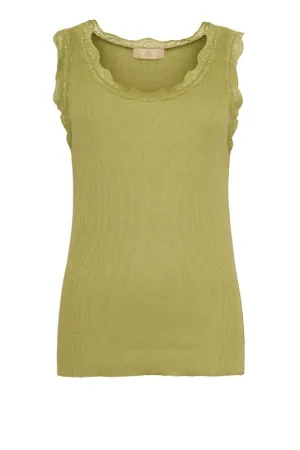 Ofelia Top Issa Khaki Ribbet top med blondekant i farve khaki. Elegant design kombineret med komfort fra Ofelia og en flatterende pasform, der fremhæver den feminine silhuet. Toppen har en flot riblignende vævning i stoffet samt små, fint vævede blonder ved hals og arme med bølgende kant. Den er designet til at passe perfekt til enhver lejlighed, fra afslappede udflugter til mere formelle begivenheder, og er et uundværligt element i din kollektion. Ofelia top Issa er fremstillet i en førsteklasses polyesterblanding, som sikrer både holdbarhed og en blød følelse mod huden. Materialet er let og åndbart, hvilket gør det ideelt til både hverdag og festlige sammenkomster. 65 % polyester  30 % Viskose  5 % Elastan