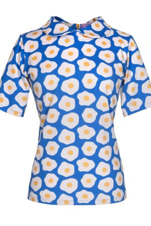 Margot Eggy Bluse  Blusen har et tydeligt inspireret udtryk med et print at spejlæg. Korte ærmer og en skarp halsudskæring. Lynlås på bagsiden Du finder også en nederdel i samme print her på shoppen.