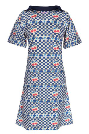 Margot Kjole Bing Cherry Kjolen på billedet har et legende og retro-inspireret udtryk med et tydeligt grafisk mønster. Et skakternet mønster kombineret med runde motiver med kirsebær samt vandrette blomsterborter i blå nuancer. A-formet silhuet, der falder løst fra kroppen og giver et afslappet og komfortabelt look.  Korte, relativt brede ærmer. Bådformet halsudskæring med en mørkeblå kravekant. Kjolen har et vintage-præget, næsten skandinavisk eller folkekunst-inspireret design. Kirsebærmotiverne giver et feminint og sommerligt udtryk, mens de blå farver holder looket friskt og klassisk.