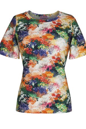 Margot T-Shirts Miss Impressionisme Kortærmet T-shirt med rund hals og et meget farverigt, kunstnerisk mønster. Designet minder om abstrakte malerklatter eller blomster i mange nuancer – blandt andet grøn, orange, pink, lilla, hvid og blå. Farverne er spredt i et tæt, levende print, som giver et energisk og iøjnefaldende udtryk. Pasformen ser forholdsvis tætsiddende og feminin ud. Stoffet ligner en blød, glat kvalitet, som typisk bruges til komfortable hverdagsbluser. Det er en bluse, der fungerer godt som et statement-piece og kan styles enkelt med fx jeans eller en ensfarvet nederdel, så mønstret får lov at være i fokus