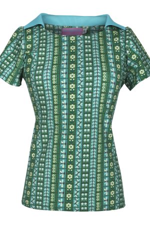 Margot Sevyn Bluse  Blusen har et tydeligt retroinspireret udtryk med et grafisk mønster i turkise og grønne nuancer. Mønstret består af smalle lodrette felter med små blomster og stiliserede insektmotiver, som giver et næsten 60’er/70’er-look.