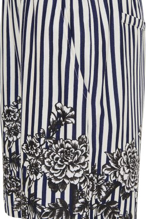 Ofelia Shorts Ollie navy Combi Skønne blå og beigestribet shorts med blomstermotiv der tilføjer et feminin touch på den nederst del. Skrå lommer og elastik i taljen. Designet er klassisk Ofelia Shorts Ollie navy Combi nemt bruges både til arbejde og mere formelle lejligheder. De skønne striber tilføjer et moderne twist til det ellers enkle look. Kvalitet: 100 % Viskose