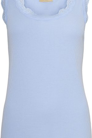 Ofelia Top Issa Blå Ribbet top med blondekant i farve blå Elegant design kombineret med komfort fra Ofelia og en flatterende pasform, der fremhæver den feminine silhuet. Toppen har en flot riblignende vævning i stoffet samt små, fint vævede blonder ved hals og arme med bølgende kant. Den er designet til at passe perfekt til enhver lejlighed, fra afslappede udflugter til mere formelle begivenheder, og er et uundværligt element i din kollektion. Ofelia top Issa er fremstillet i en førsteklasses polyesterblanding, som sikrer både holdbarhed og en blød følelse mod huden. Materialet er let og åndbart, hvilket gør det ideelt til både hverdag og festlige sammenkomster. 65 % polyester 30 % Viskose 5 % Elastan Ofelia er mærket som kan være med til at tilføje både basale og statement pjeces til dit klædeskab, hvilket gør brandet til et absolut must have.