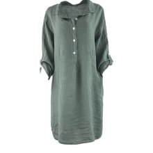 Skovbjerg Collection – Kjole Cecilia Hør Army Elegant og blød kjole i eksklusiv hør, her i en smuk army grøn farve Kjolen er designet med en klassisk skjortekrave, stolpelukning med fire knapper og lange ærmer, der kan rulles op og fastgøres med en knap. De rummelige lommer tilføjer både funktionalitet og et afslappet touch. Modellen har en længde på ca. 96 cm og et brystmål på 120 cm, hvilket sikrer en behagelig og flatterende pasform. Materiale: 100 % Hør.